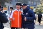 山东泰山队今日进行赛季前例行登泰山合影活动，为新赛季加油